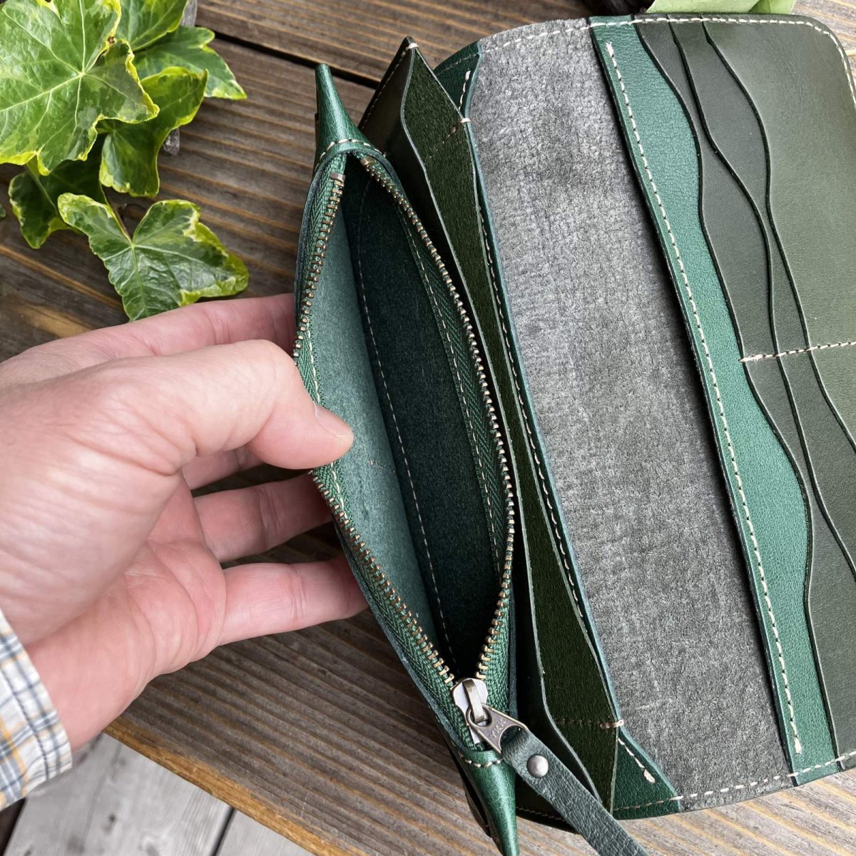 画像3: 【広島ジビエレザー】鹿革＆牛革スタンダード長財布★鹿革の柔らかい手触りを感じさせる　青桐翠 (3)