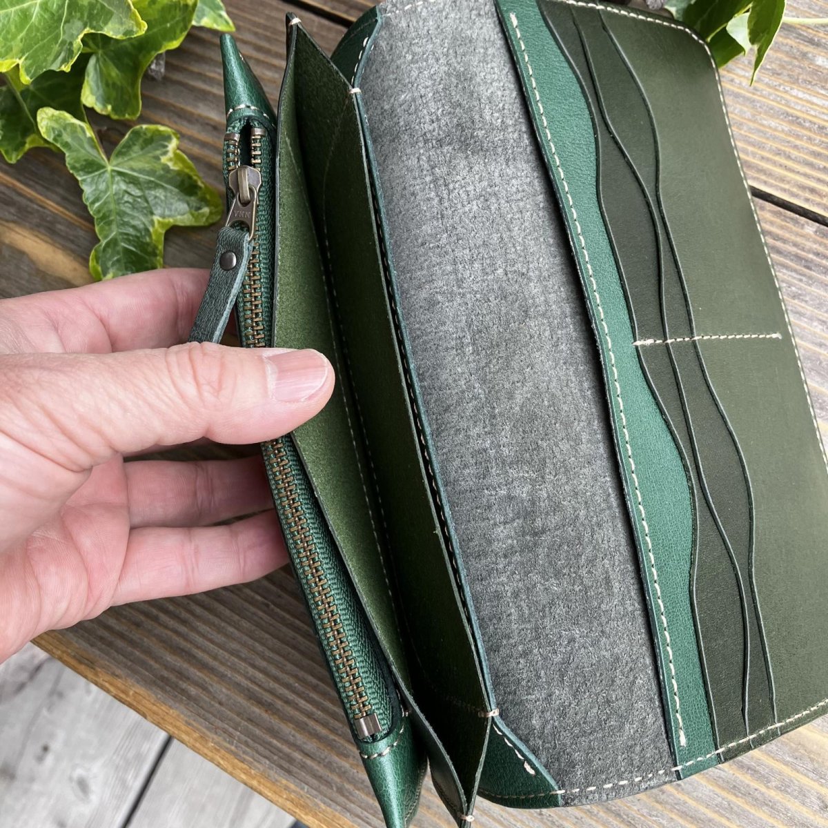 画像4: 【広島ジビエレザー】鹿革＆牛革スタンダード長財布★鹿革の柔らかい手触りを感じさせる　青桐翠 (4)