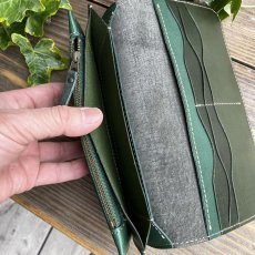 画像4: 【広島ジビエレザー】鹿革＆牛革スタンダード長財布★鹿革の柔らかい手触りを感じさせる　青桐翠 (4)