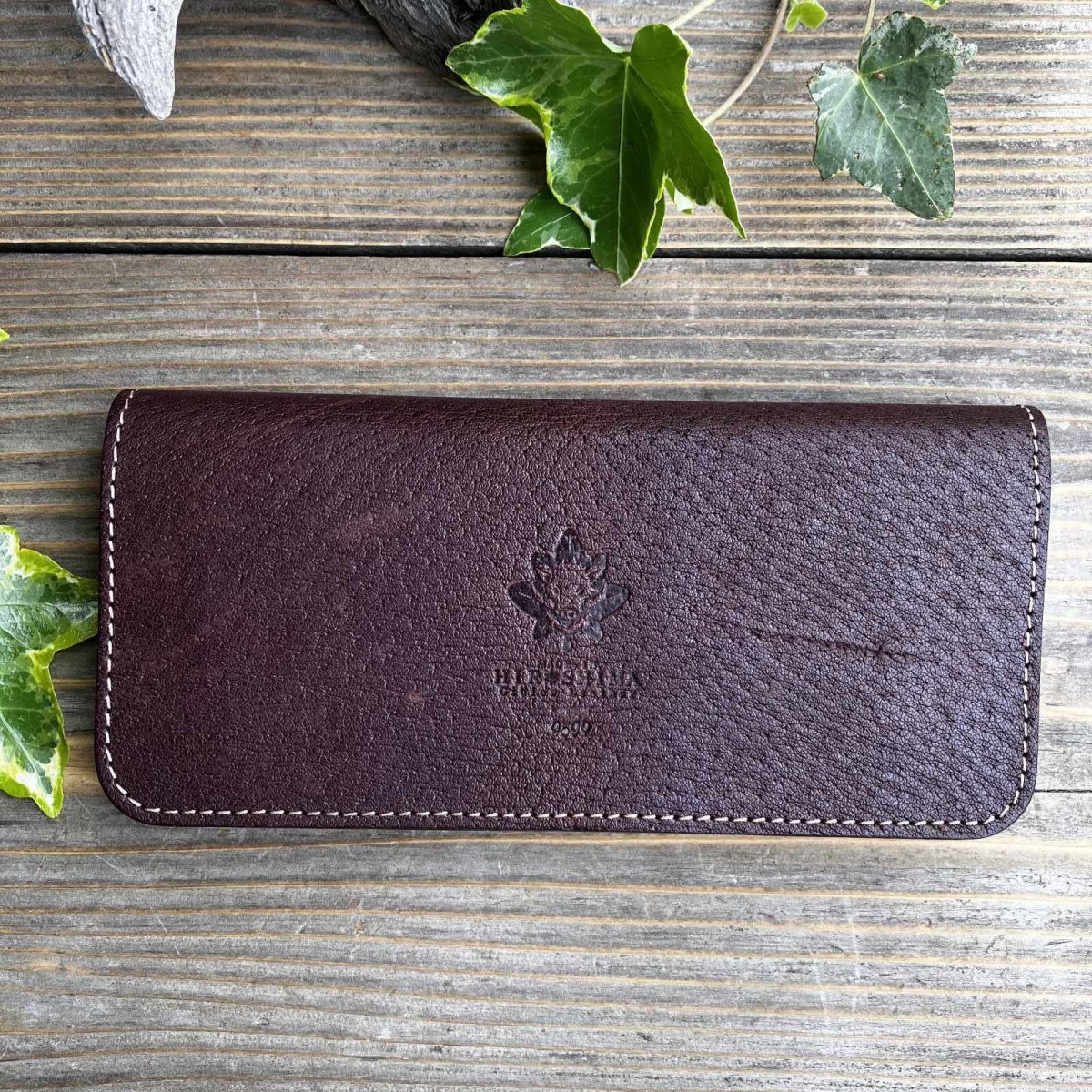 画像1: 【広島ジビエレザー】猪革＆牛革スタンダード長財布★戦闘傷が荒々しい自然を感じさせる　ダークブラウン (1)