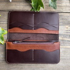 画像2: 【広島ジビエレザー】猪革＆牛革スタンダード長財布★戦闘傷が荒々しい自然を感じさせる　ダークブラウン (2)