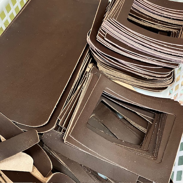 レザーパーツの裁断