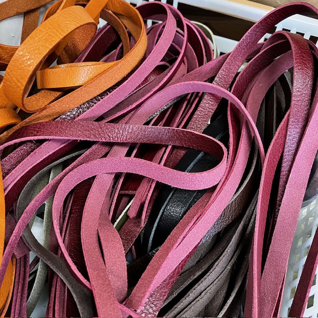 本革ストラップの束