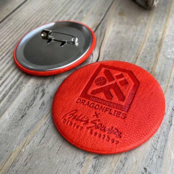 画像1: 広島ジビエレザー×ドラゴンフライズコラボグッズ ジビエ鹿革の缶バッチ 手触り抜群 大人の育てる缶バッチ (1)