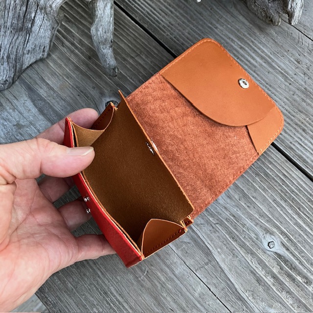 画像5: 広島ジビエレザー×ドラゴンフライズコラボグッズ ジビエ鹿革のコンパクトミニ財布 カードが飛び出す便利なフラップ機能付き イニシャル刻印対応 (5)